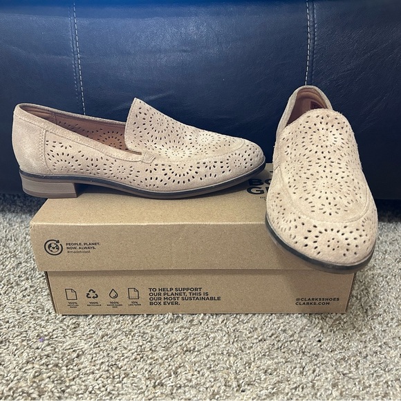 NIB Clarks Trish Calla Women's Suede
Loafers Sand Tan Pointed Toe Slip On Sz
7.5 - Picture 2 of 10